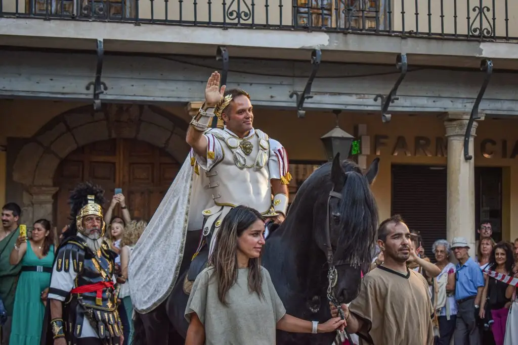 El César entrando en la Plaza Mayor a caballo