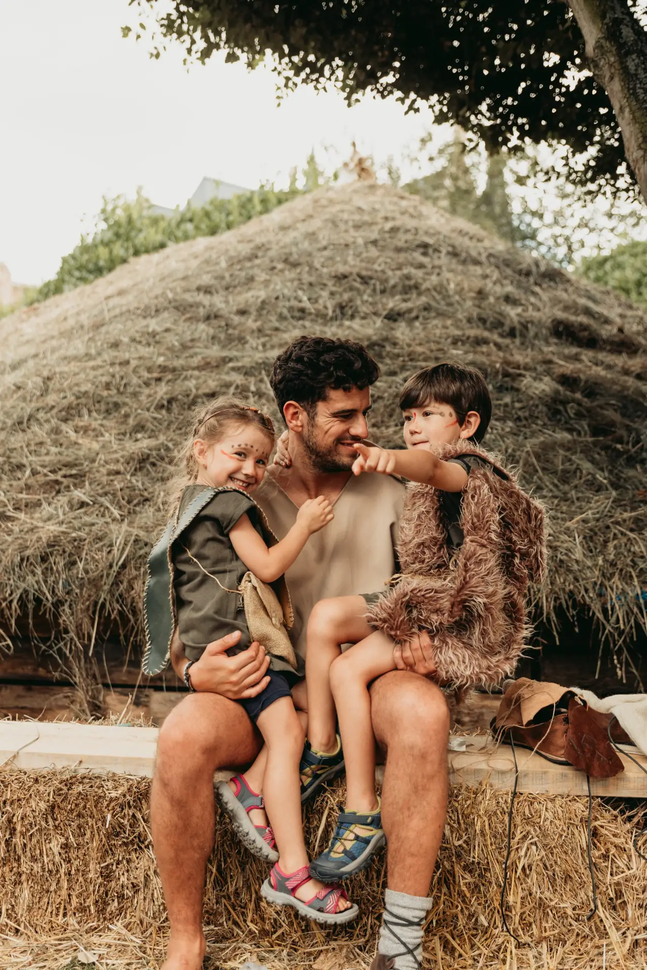 Adulto Astur con dos niños disfrazados de astures