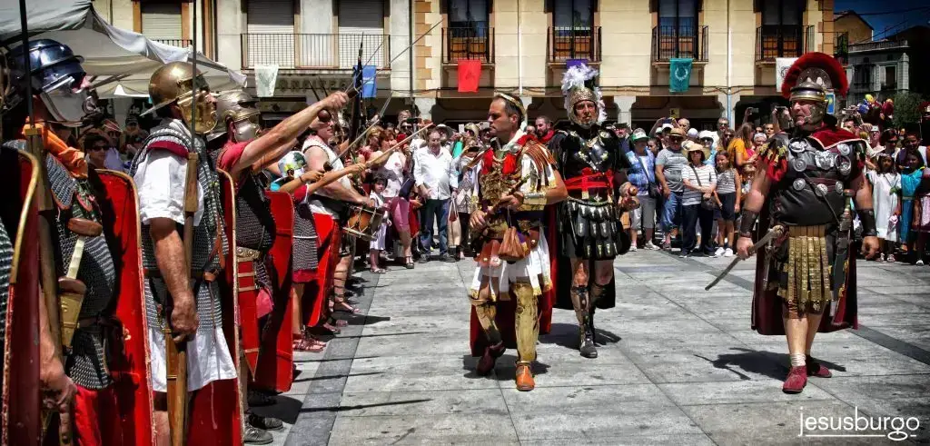 Representación acto de Astures y Romanos en la Plaza de España en Astorga