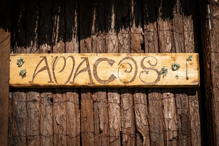 Cartel exterior de la tribu los Amacos