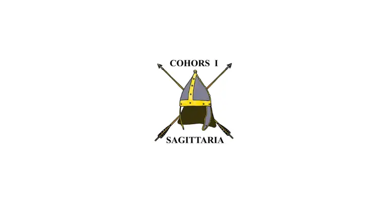 Logotipo de Cohors I Sagittaria: casco romano de hierro y oro con dos lanzas cruzadas y el nombre de la cohorte en letras negras