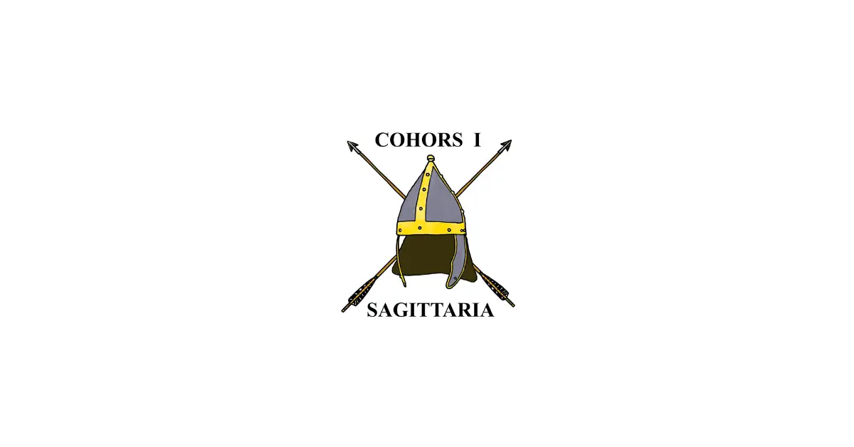 Logotipo de Cohors I Sagittaria: casco romano de hierro y oro con dos lanzas cruzadas y el nombre de la cohorte en letras negras